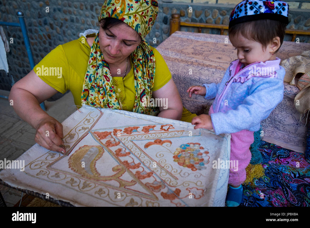 Gijduvanische, Usbekistan, Zentralasien. Frau mit ihrer Tochter sticken. Stockfoto