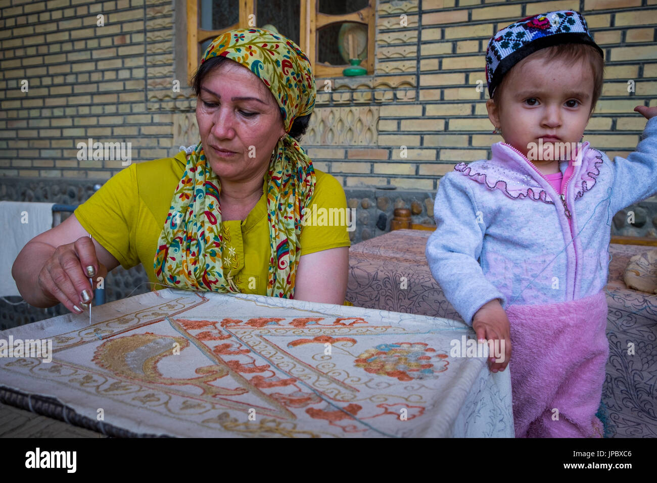 Gijduvanische, Usbekistan, Zentralasien. Frau mit ihrer Tochter sticken. Stockfoto