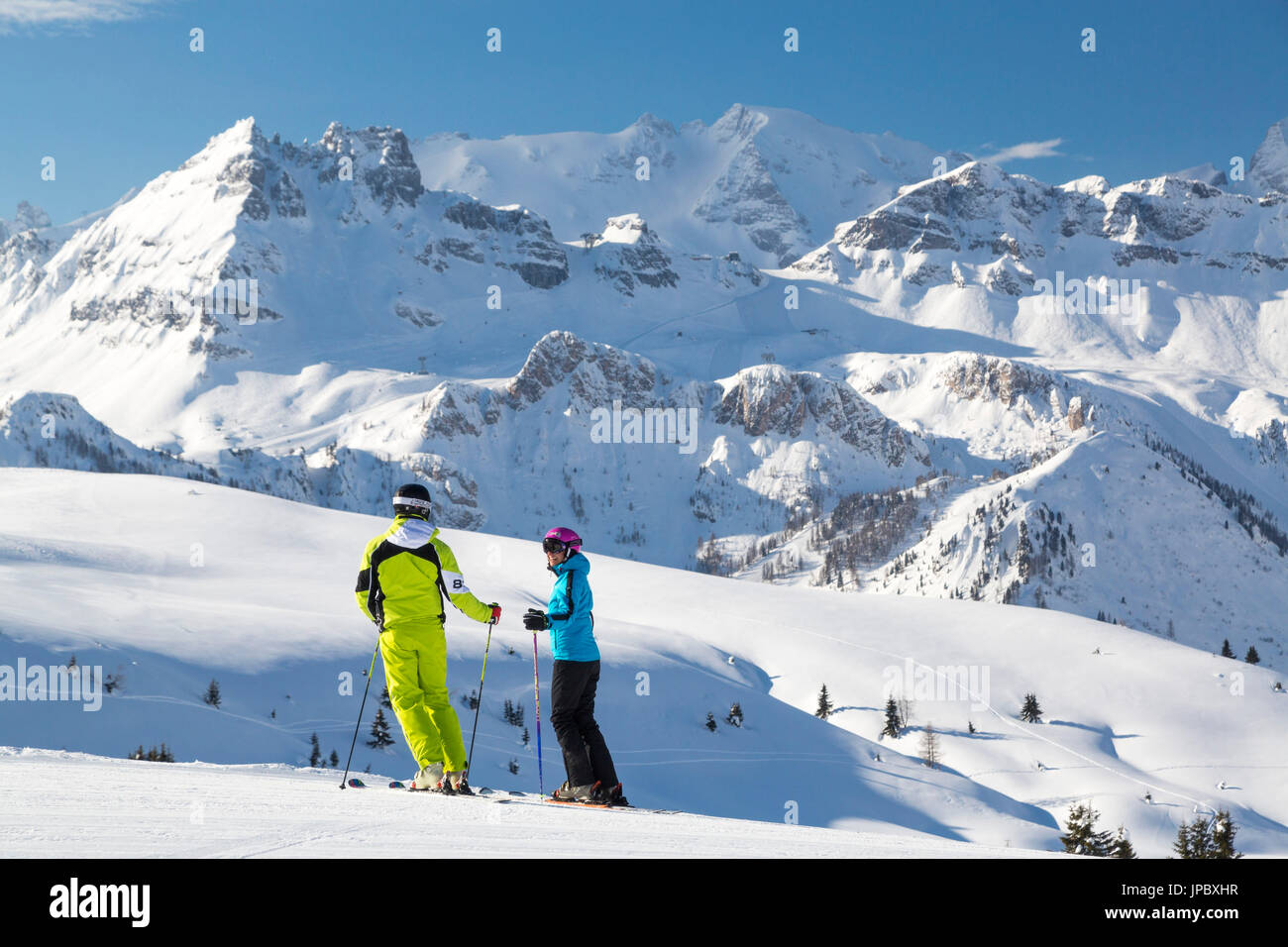 Skifahrer auf Skipisten von Cherz, umrahmt von den hohen Gipfeln der Marmolada und Pladen Arabba Dolomiten Belluno Venetien Italien Europa Stockfoto