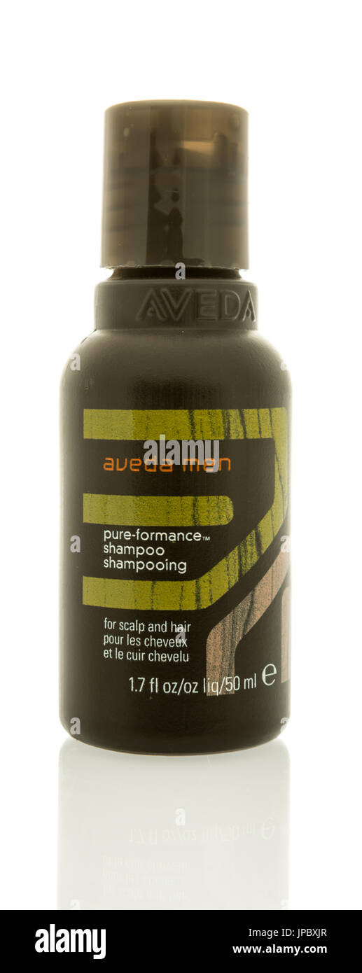 Winneconne, Wisconsin -30 Juli 2017: eine Flasche Aveda Men Shampoo auf einem isolierten Hintergrund. Stockfoto