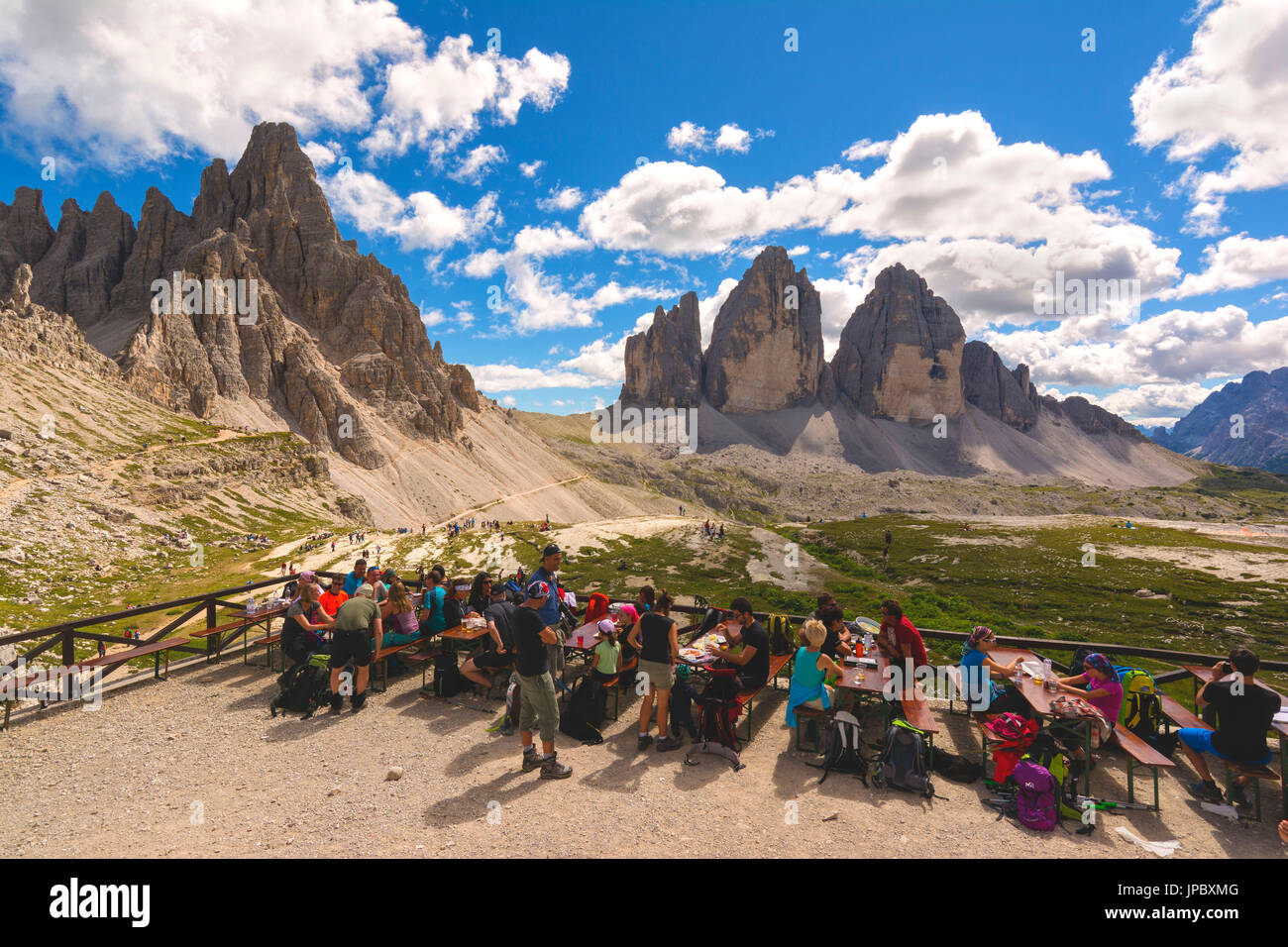 Wanderer am Rifugio Locatelli, Tre Cime di Lavaredo und Mount Paterno im Hintergrund. Dolomiten, Südtirol, Provinz Bozen, Trentino Alto Adige, Italien. Stockfoto