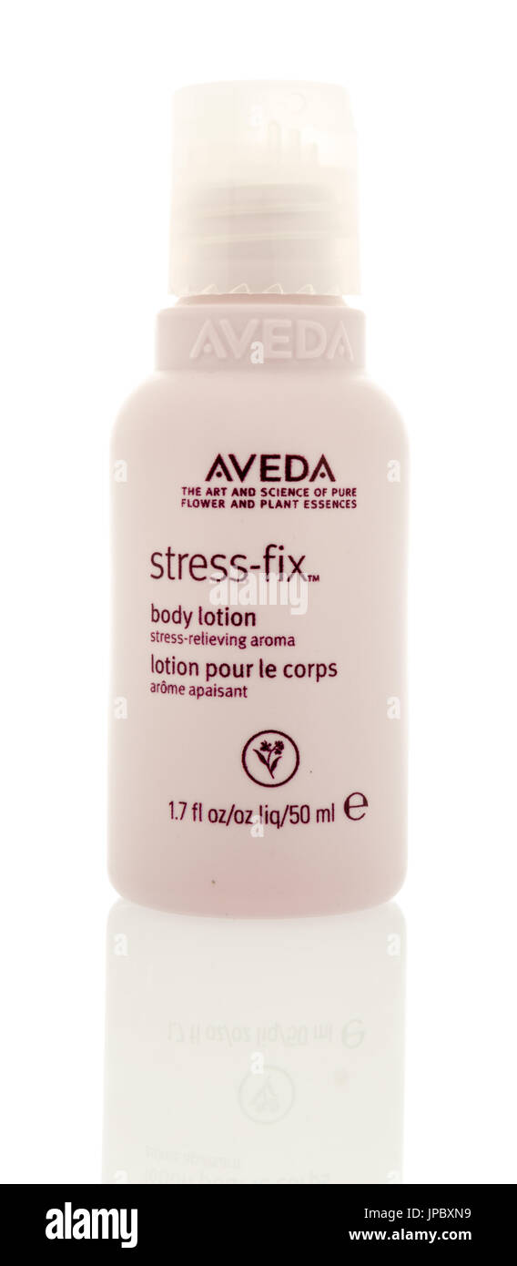 Winneconne, Wisconsin -30 Juli 2017: eine Flasche Bodylotion Aveda Stress Fix auf einem isolierten Hintergrund. Stockfoto