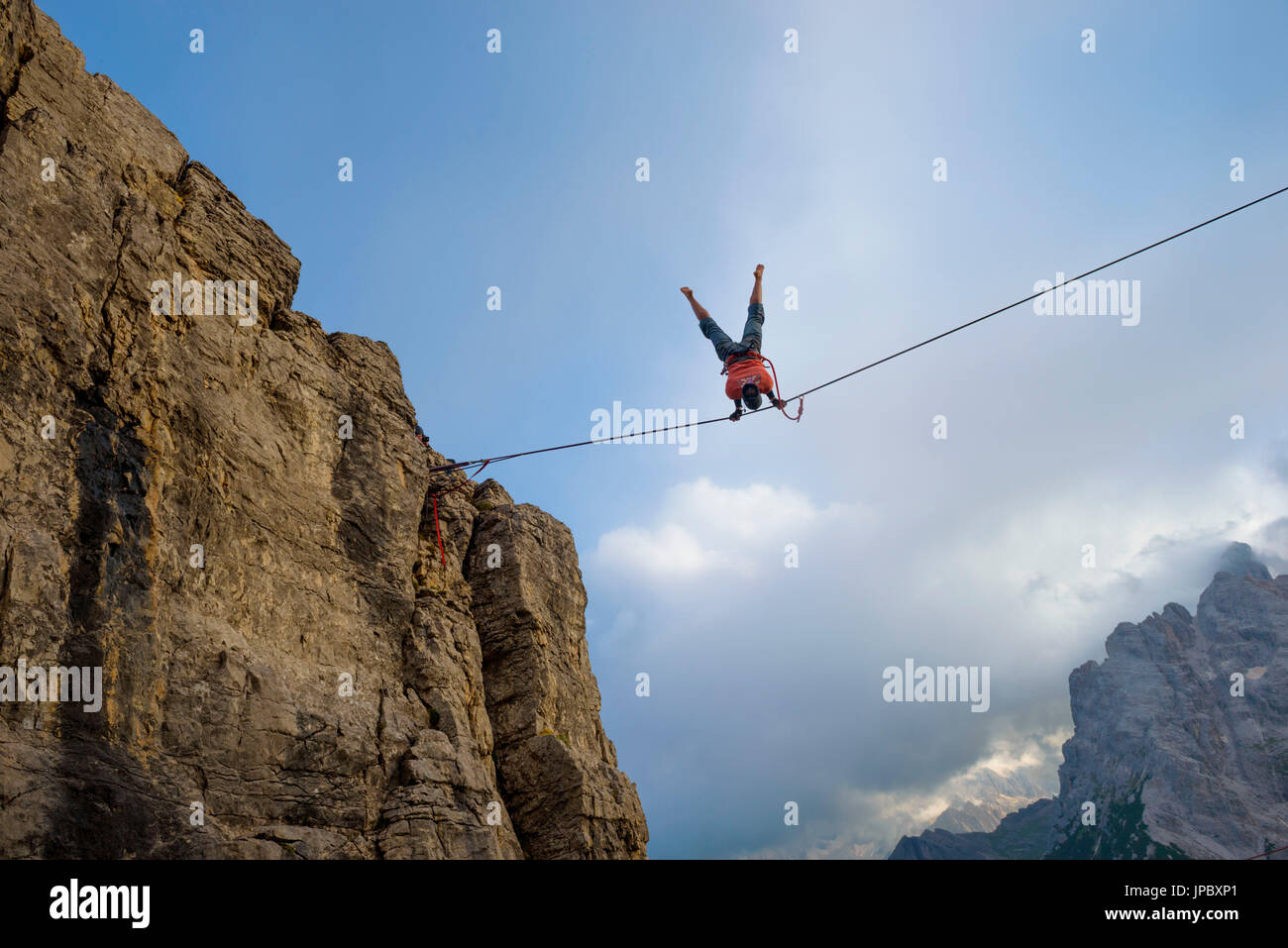 Monte Piana, Auronzo, Misurina, Dolomiti, Veneto, Italien, Mann tut eine Highline (Slackline) Stockfoto