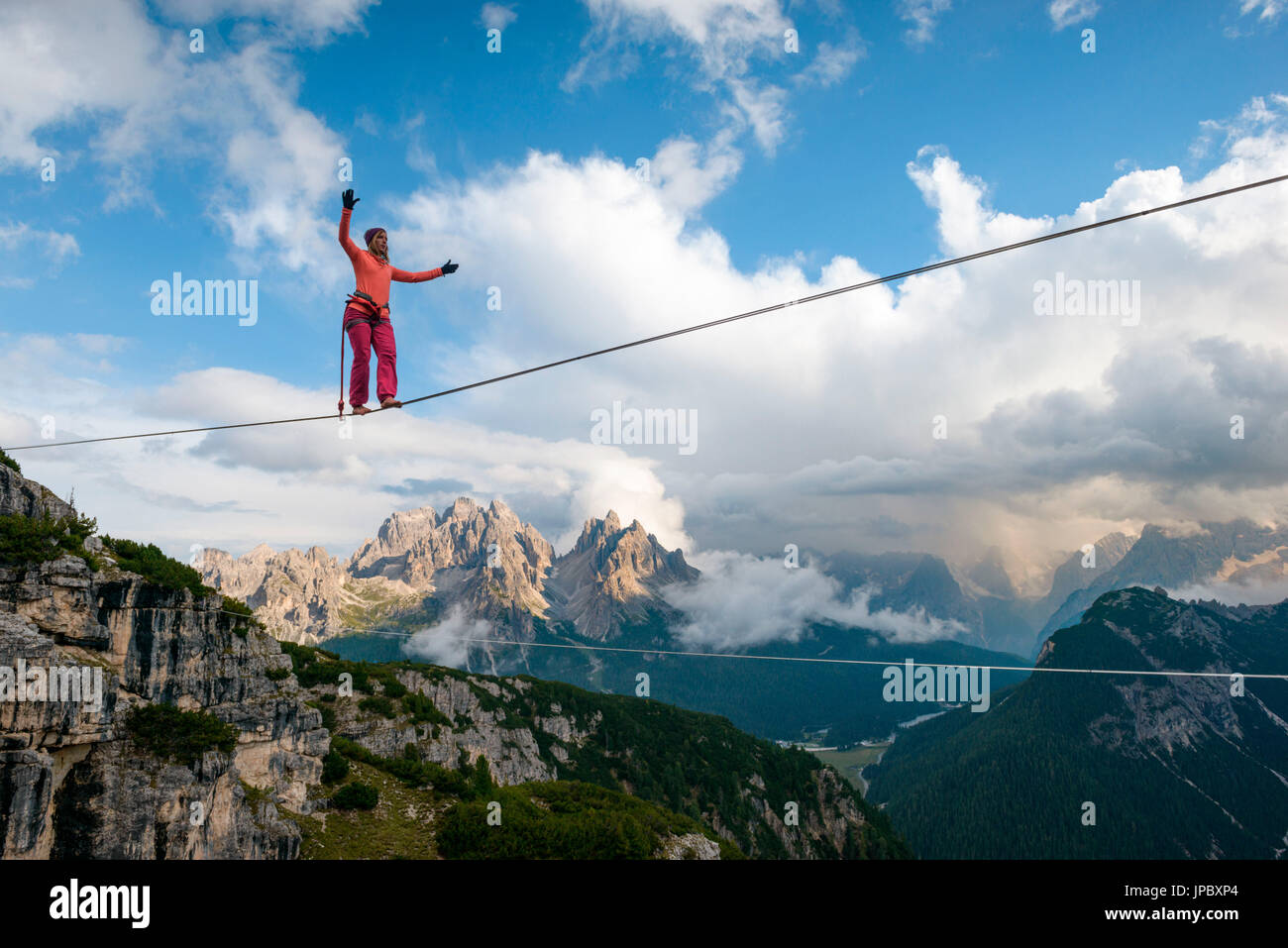 Monte Piana, Auronzo, Misurina, Dolomiti, Veneto, Italien, Mädchen tun eine Highline (Slackline) Stockfoto