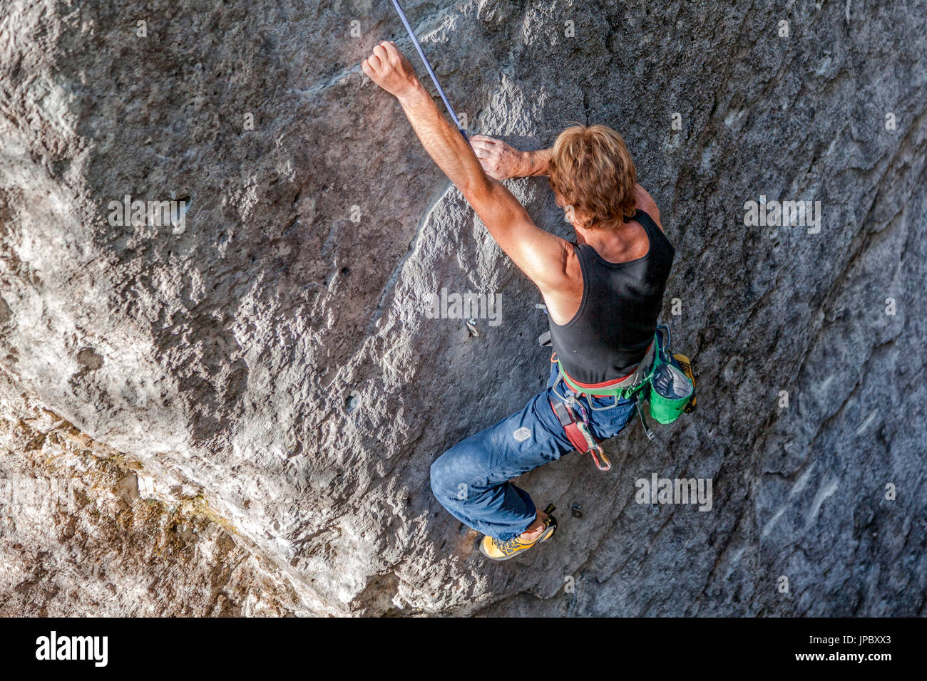 Freeclimbing, Klettern in natürlichen Felsen. Kletterer in Aktion auf einem Felsenweg ausgestattet. Gares, Dolomiten, Veneto, Italien Stockfoto
