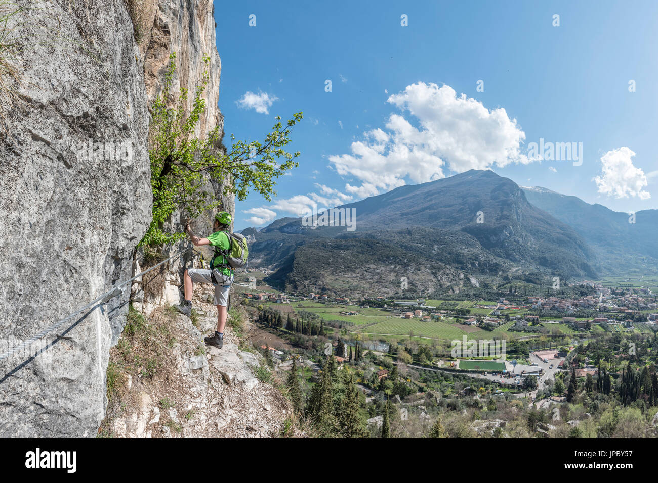 Arco, Provinz Trento, Trentino, Italien. Bergsteiger auf den Klettersteig Colodri Stockfoto