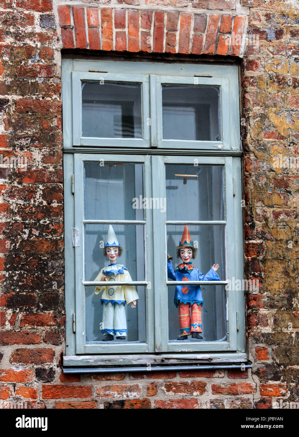 Fenster eines typischen Hauses der gotische Innenstadt geschmückt mit Marionette Lübeck Schleswig Holstein Deutschland Europa Stockfoto