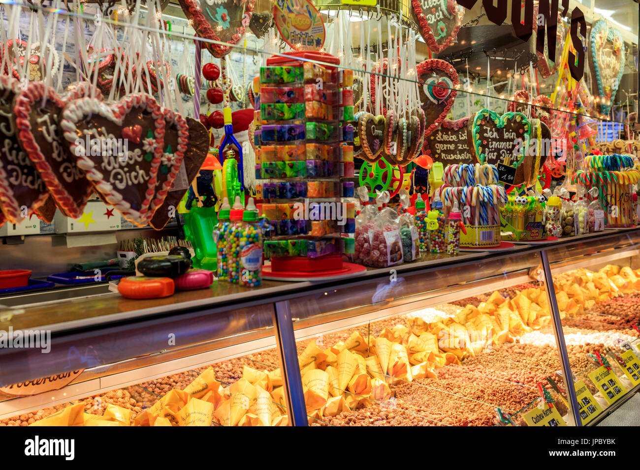Lokale Süßigkeiten und Bonbons in einem dekorierten Stand des Weihnachtsfestes Markt Lübeck Schleswig Holstein Deutschland Europa Stockfoto