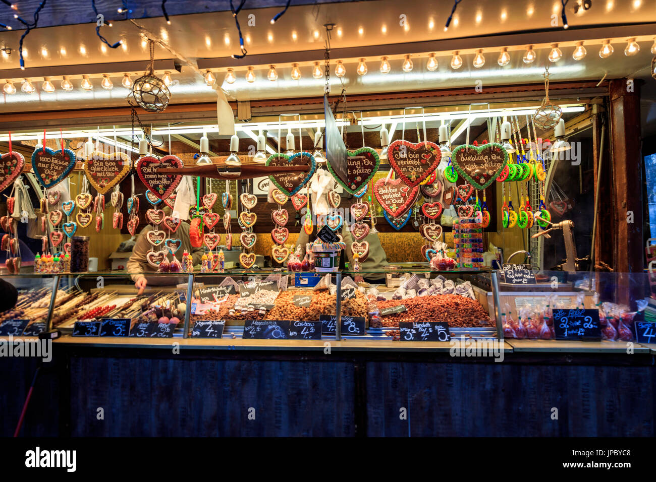 Lokale Süßigkeiten und Bonbons in einem dekorierten Stand des Weihnachtsfestes Markt Lübeck Schleswig Holstein Deutschland Europa Stockfoto