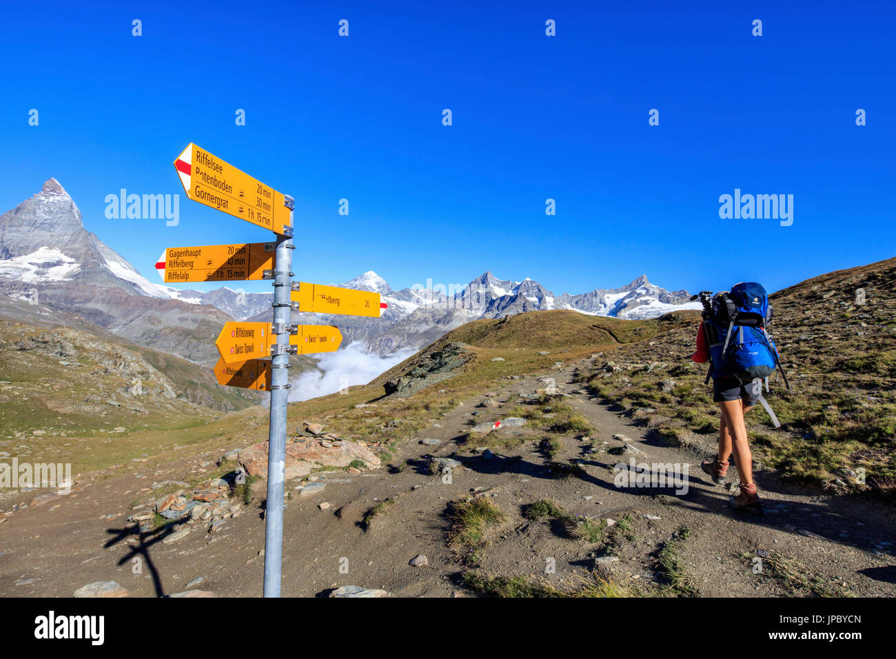 Wanderer geht in Richtung Matterhorn in einem klaren Sommertag Gornergrat Kanton Wallis Schweiz Europa Stockfoto