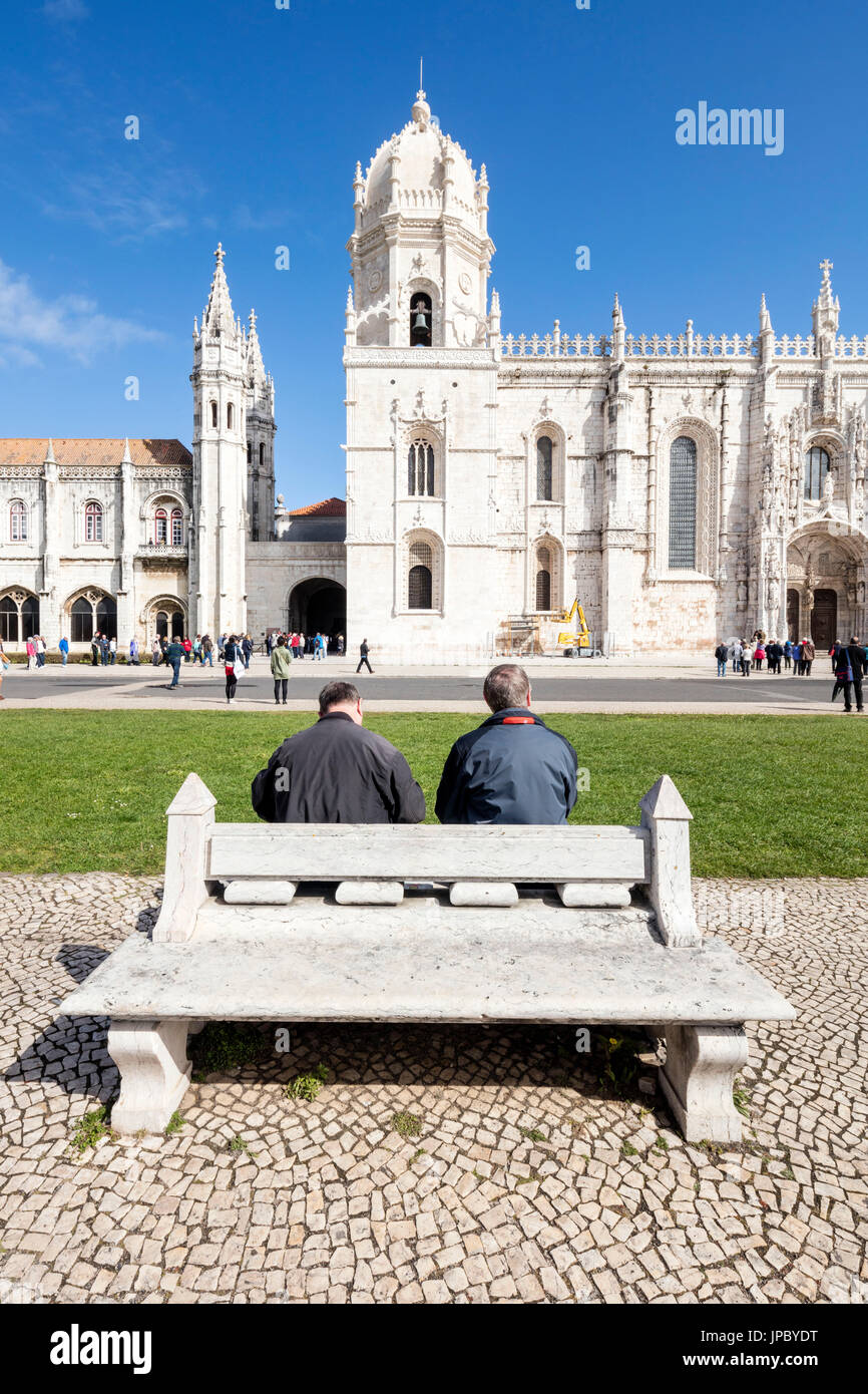 Touristen bewundern die spätgotische Architektur des Jeronimos Kloster Santa Maria de Belém Lissabon Portugal Europa Stockfoto
