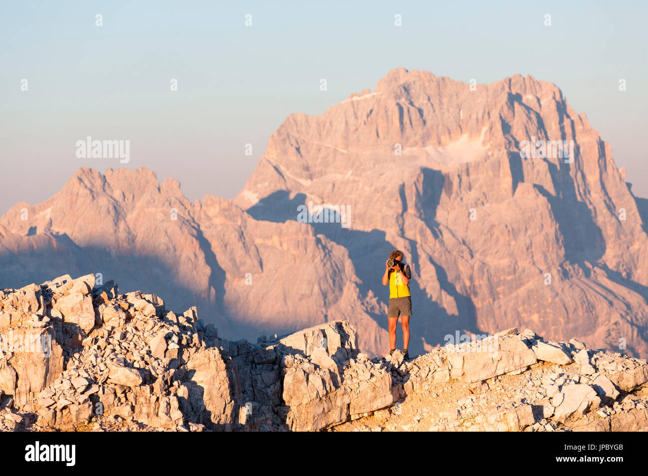 Fotograf auf der felsigen Gipfel des Berges Averau Dolomiten-Belluno-Venetien-Italien-Europa Stockfoto