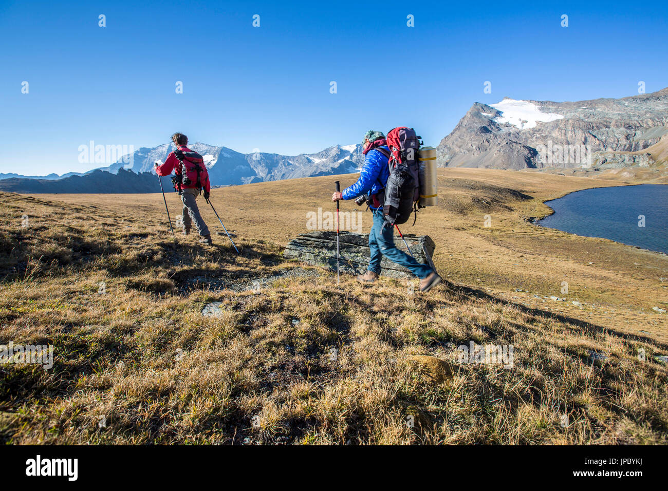 Wanderer-Wallking Rosset See entlang. Gran Paradiso Nationalpark. Alpi Graie Stockfoto