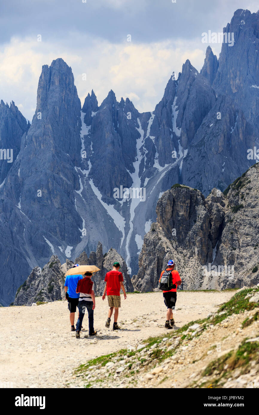 Wagen, Cadini di Misurina entdecken Wanderer. Auronzo Cadore Veneto Sextner Dolomiten Italien Europa Stockfoto