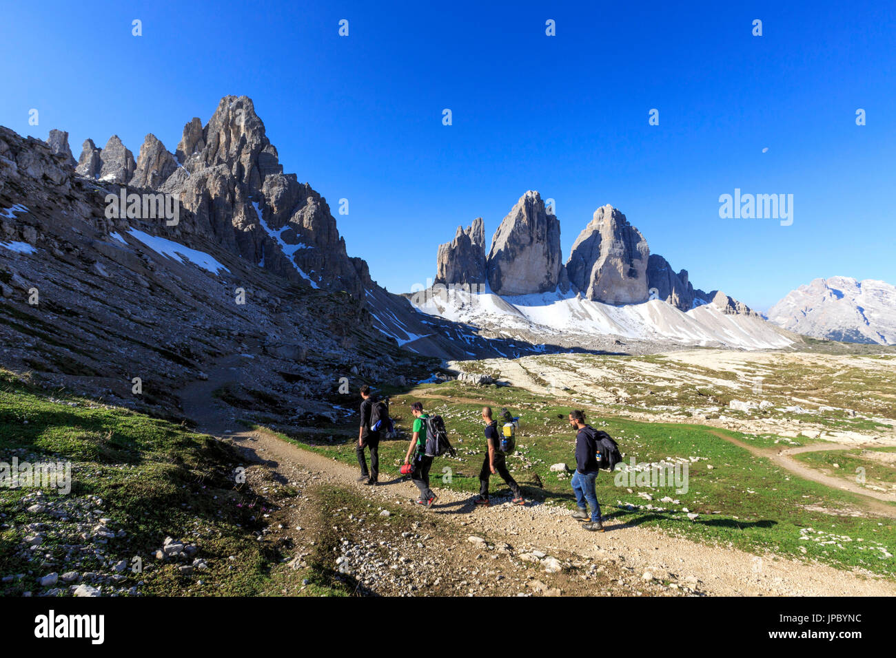 Wagen, die drei Zinnen von Lavaredo entdecken Wanderer. Sextner Dolomiten Trentino Alto Adige-Italien-Europa Stockfoto
