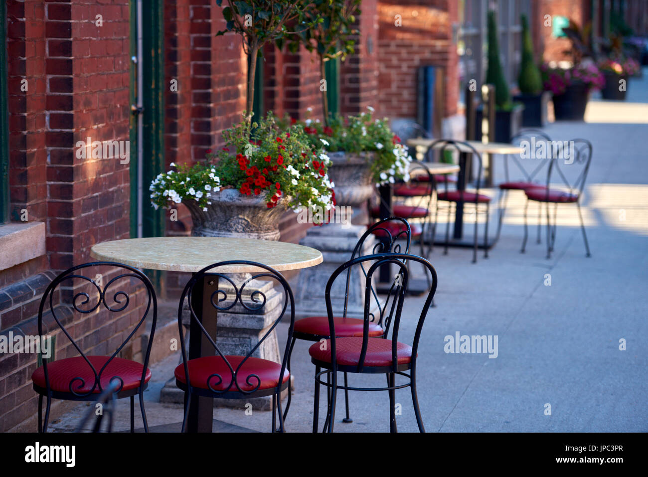 Toronto, Kanada. 3. Juli 2017. Cafe Terrasse im Distillery District. © Igor Ilyutkin Stockfoto