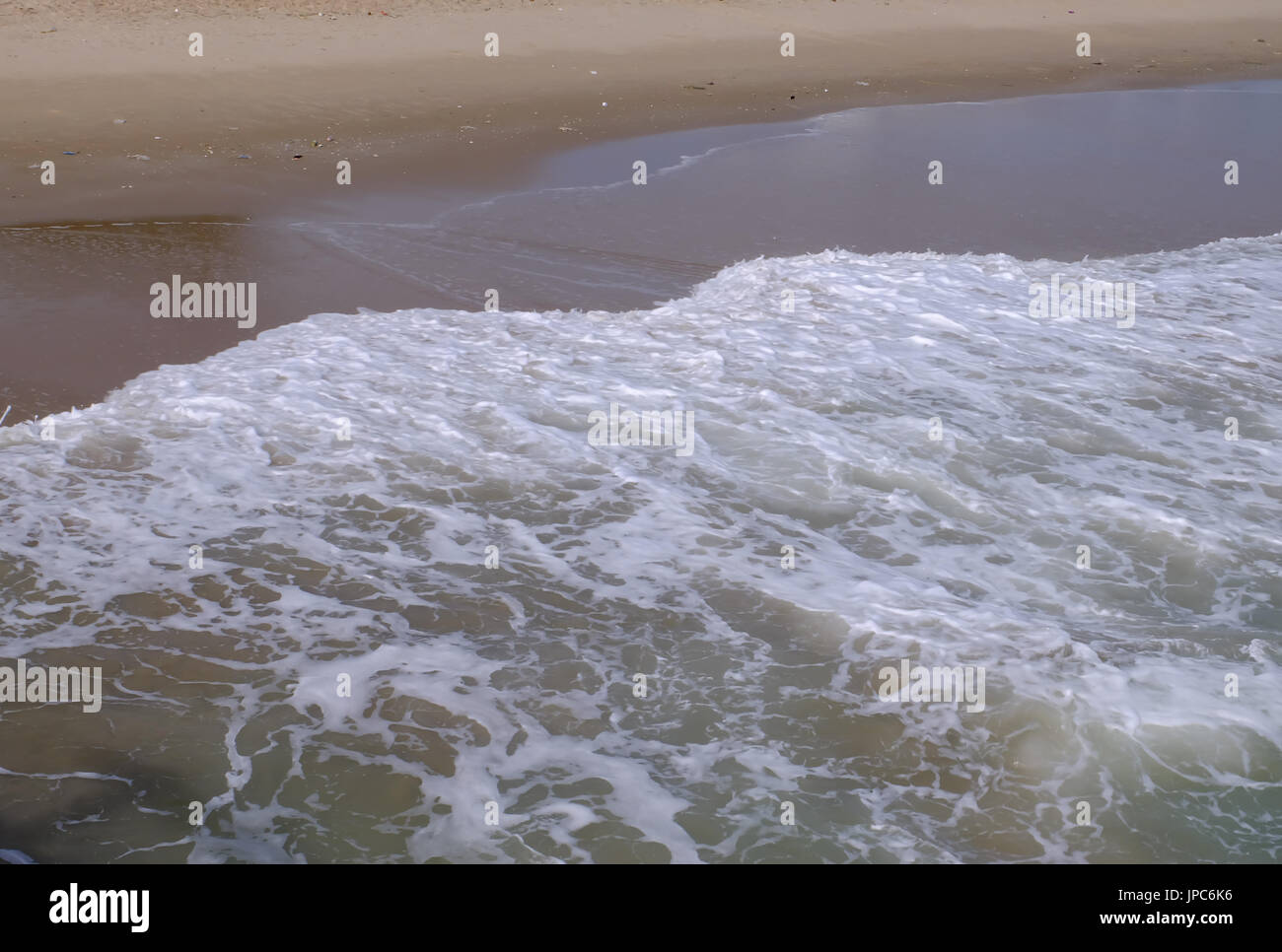Wellen des Meeres am Sandstrand am Mae Ramphueng Strand in Rayong Thailand Stockfoto