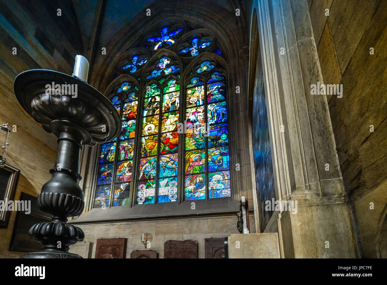 Bunte Glasfenster in der St Vitus Cathedral in der Burganlage in Prag Tschechische Republik Stockfoto