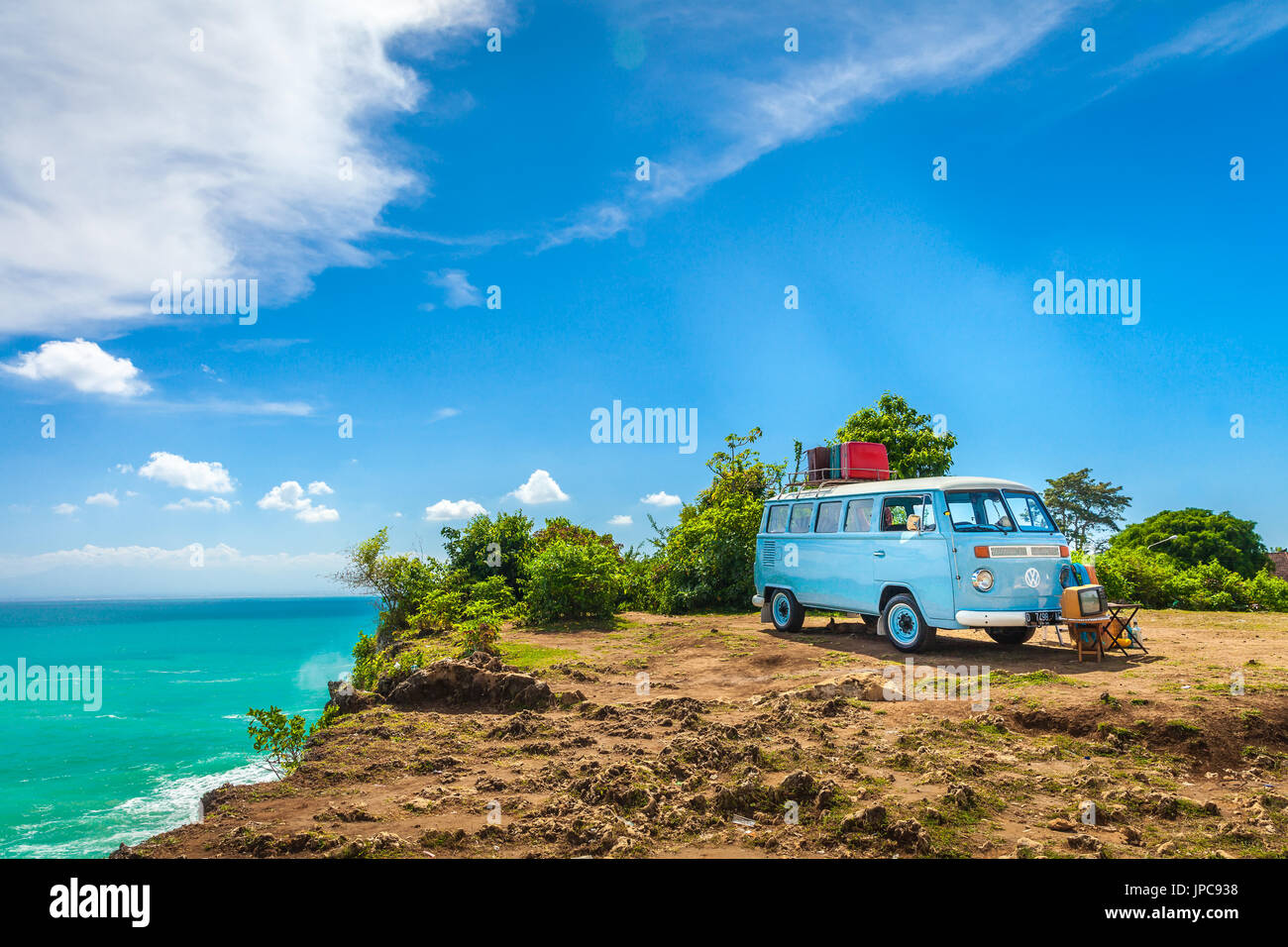 BALI, Indonesien, Jimbaran Strand - 1. Mai / Sommer Urlaub Konzept schöne Vintage Retro-Auto Volkswagen van Hippie-Minibus mit Reise-Koffer auf tr Stockfoto