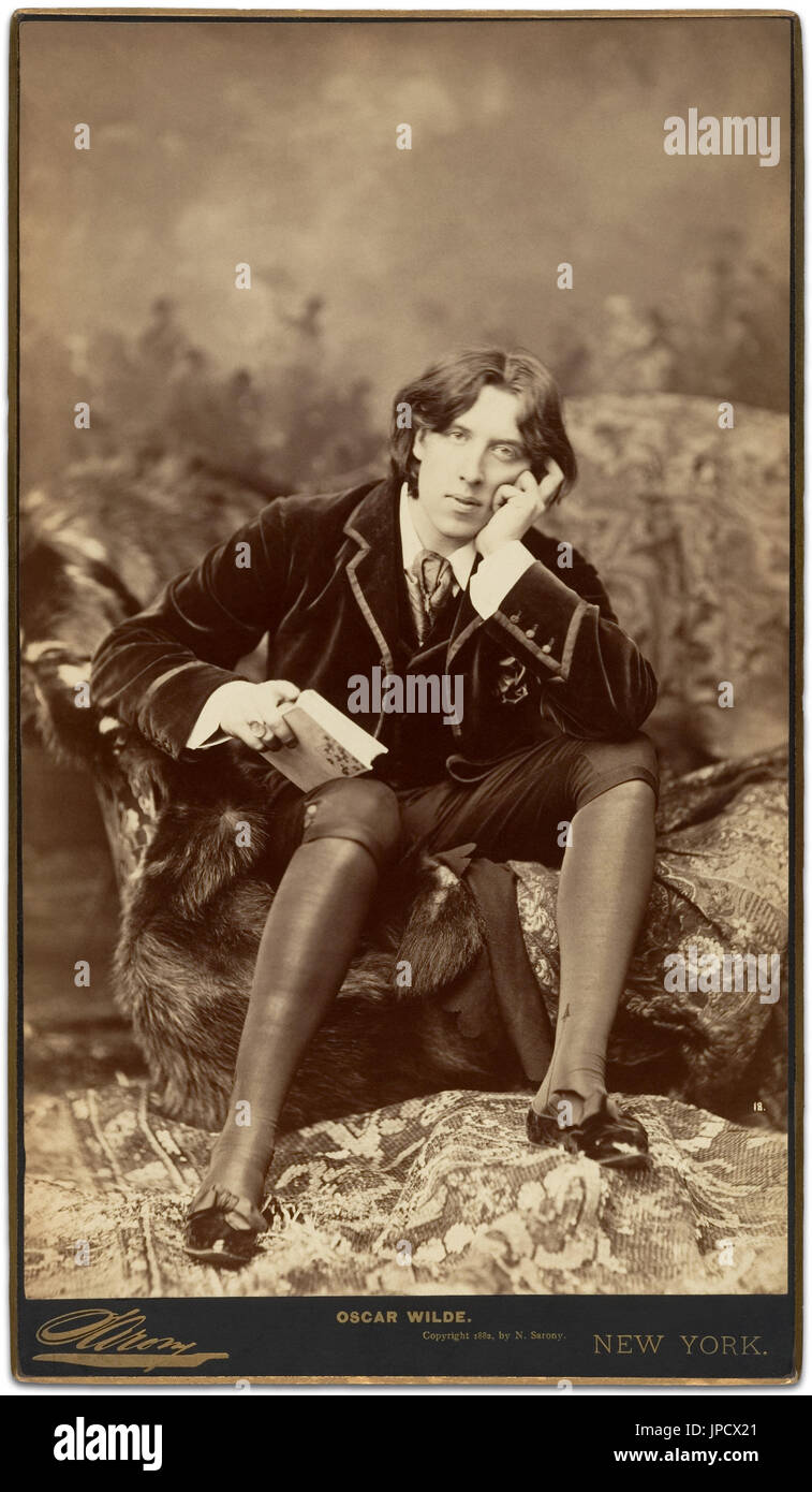 Oscar Wilde (1854-1900) war ein irischer Schriftsteller, Dichter und Dramatiker bekannt für seinen Witz, philosophische Ästhetik und Hedonismus. Wilde wurde verhaftet, versucht, im Jahre 1885 für grobe Unanständigkeit mit Männer verurteilt und diente zwei Jahre im Gefängnis. Wenige Jahre später starb er im Alter von 46 Jahren mittellos in Paris. Stockfoto