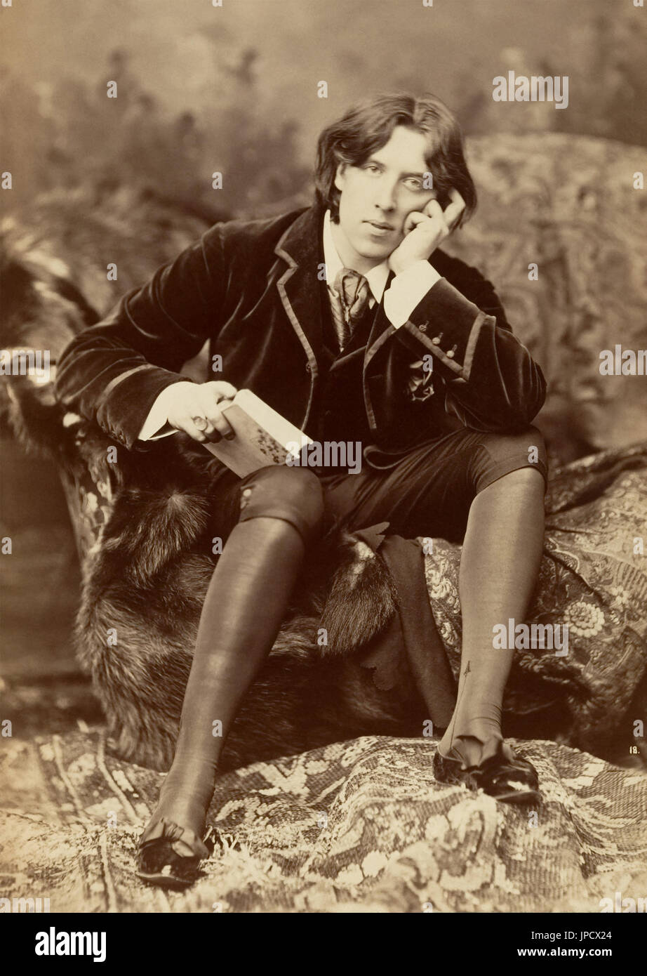 Oscar Wilde (1854-1900) war ein irischer Schriftsteller, Dichter und Dramatiker bekannt für seinen Witz, philosophische Ästhetik und Hedonismus. Wilde wurde verhaftet, versucht, im Jahre 1885 für grobe Unanständigkeit mit Männer verurteilt und diente zwei Jahre im Gefängnis. Wenige Jahre später starb er im Alter von 46 Jahren mittellos in Paris. Stockfoto