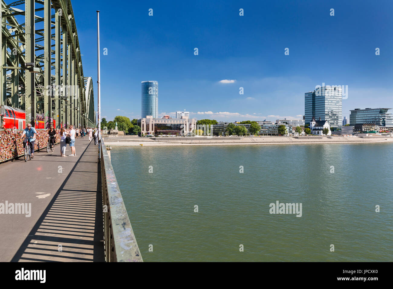 Köln - SEPTEMBER 6: Menschen auf der Hohenzollernbrücke und Rhein in Köln in Deutschland am 6. September 2016 Stockfoto
