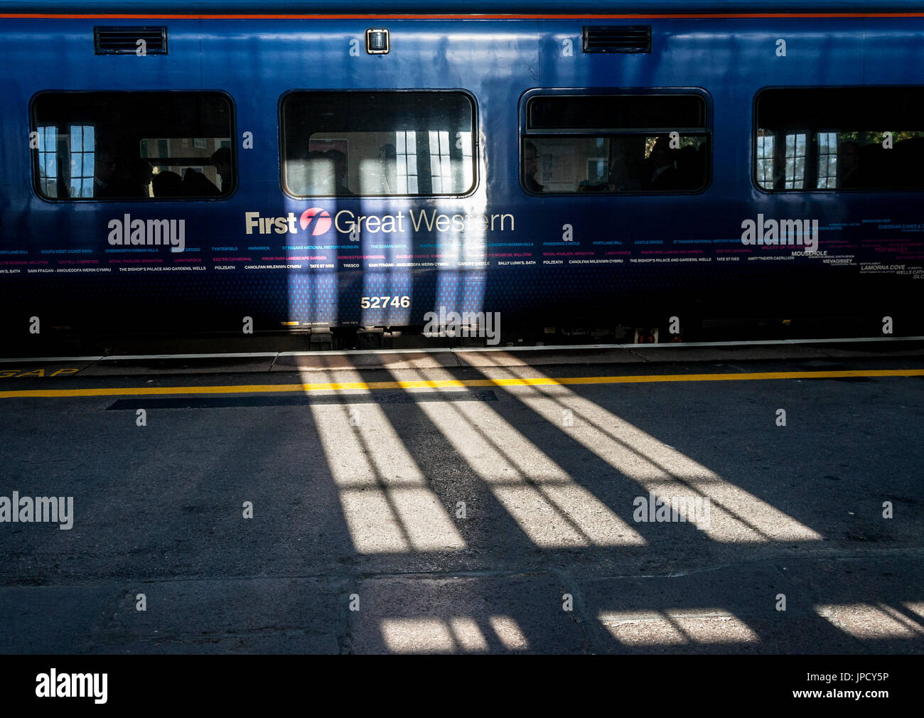 First Great Western express Zug mit Sonnenlicht auf Plattform am Bahnhof Bath Spa, Bath UK Stockfoto