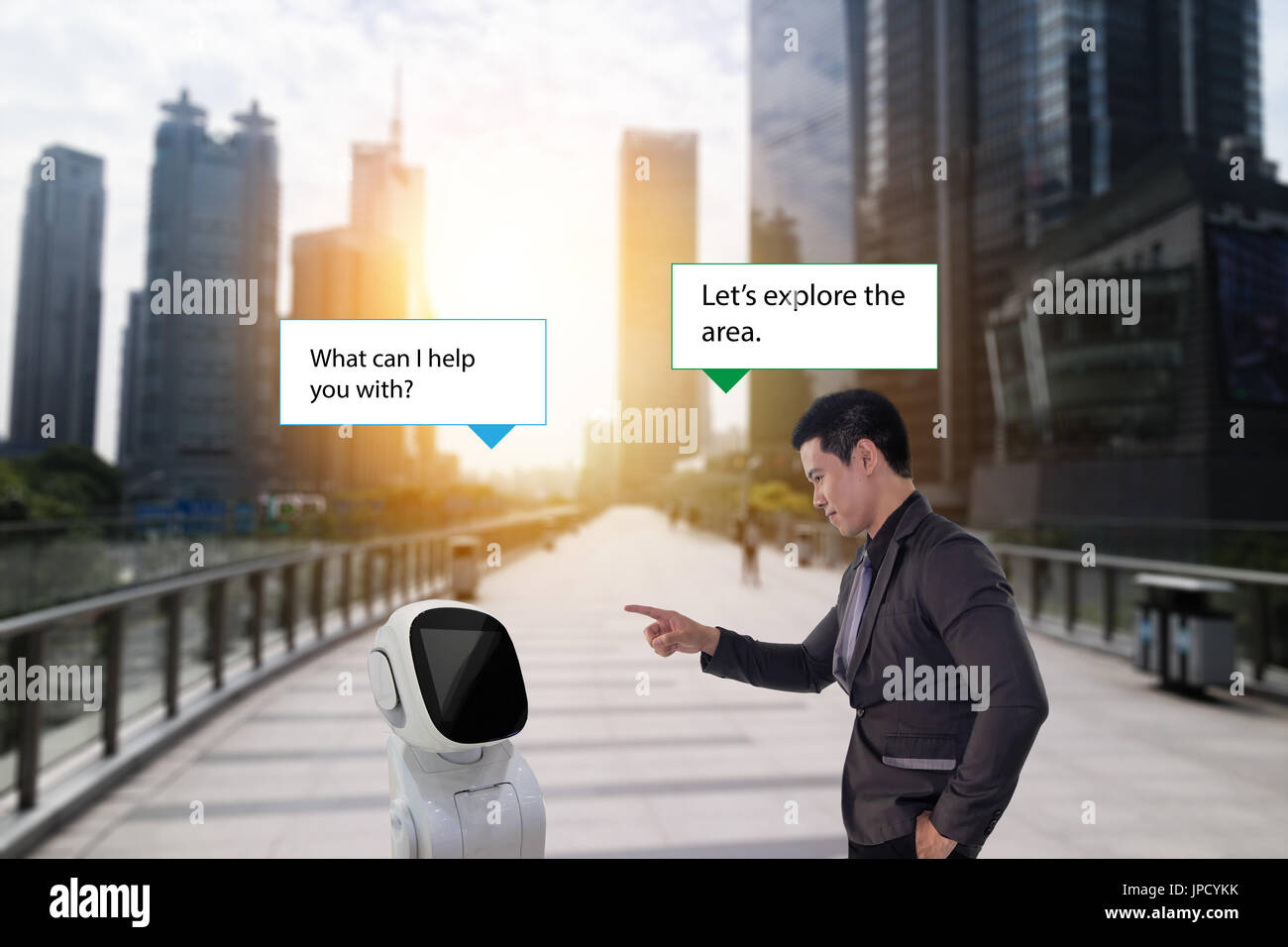 Roboter-Berater, Business-Mann sprechen mit einer High-Tech-Roboter-Assistent (AI oder künstliche Intelligenz) wie man ihm helfen, während er zu Fuß unterwegs mit Stockfoto