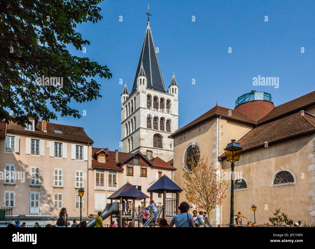 Frankreich, Haute-Savoie-Abteilung, die Bell Tower der Église Notre-Dame-de-Liesse (unser Lade der Liesse) in der Altstadt von Annecy, gesehen vom Jardin de l'E Stockfoto