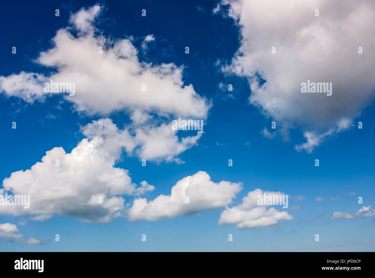 Dramatischer Himmel mit dynamischen Wolke Anordnung. bewölktem Wetter Hintergrund Stockfoto