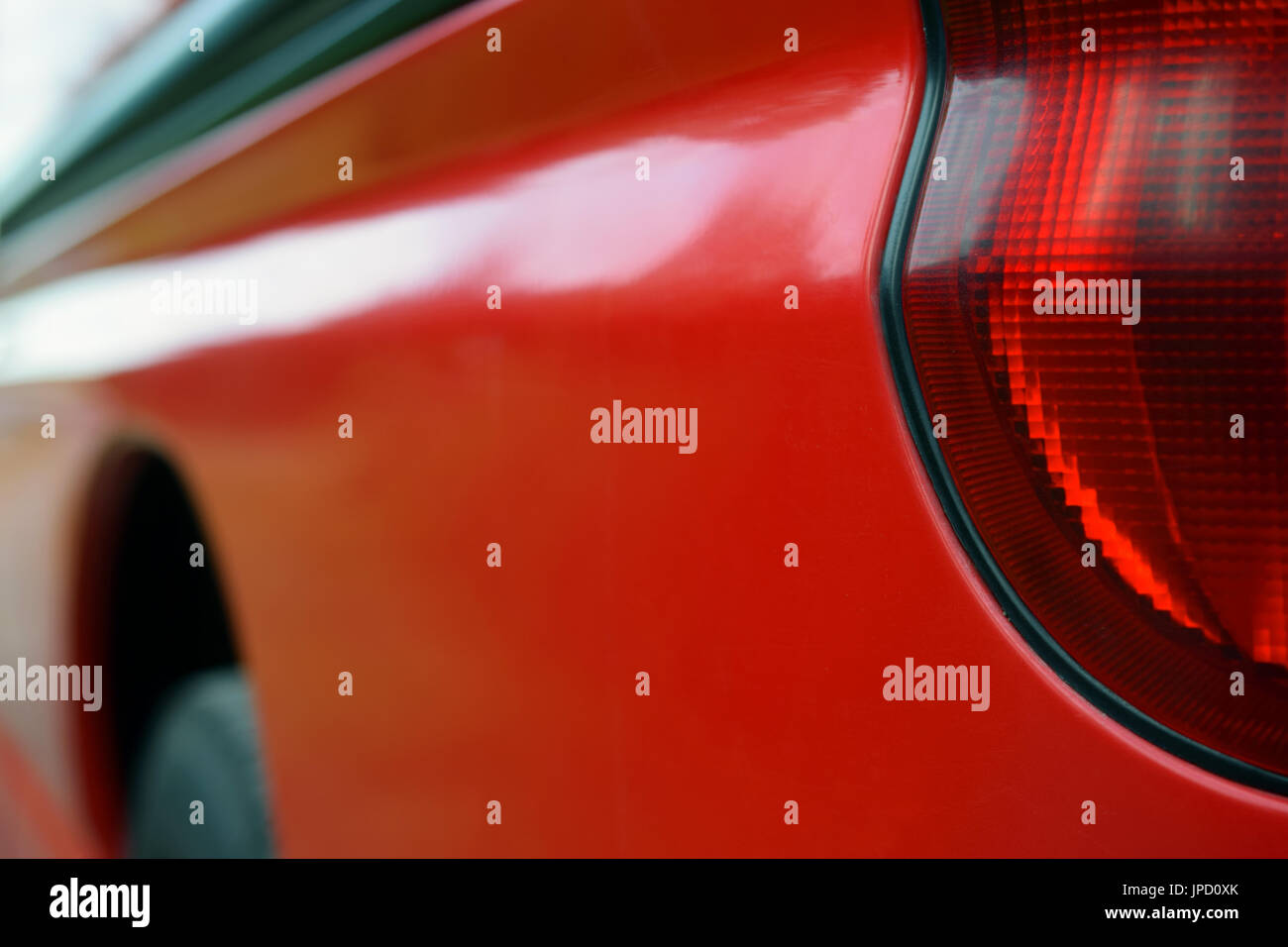 Rotes Auto in der Nähe, Seitenansicht von hinten. Selektiven Fokus. Stockfoto