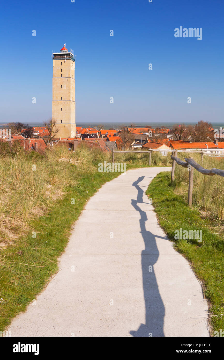 West-Terschelling Dorf mit dem Leuchtturm Brandaris auf der Insel Terschelling in den Niederlanden an einem hellen, sonnigen Tag. Stockfoto