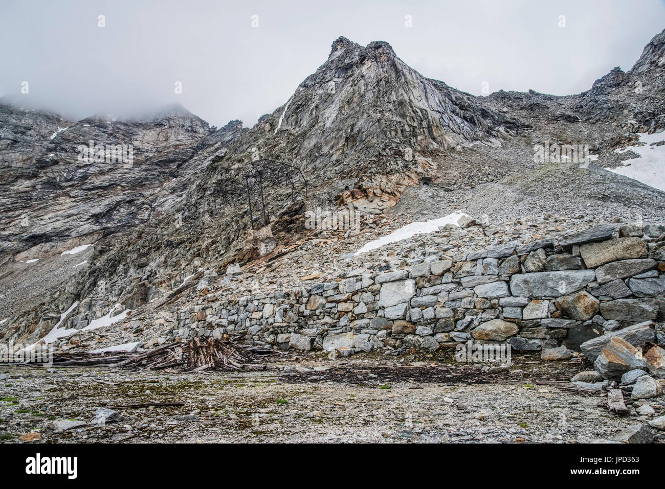 Berglandschaft auf der Olperer Runde Tour und Peter Habeler Weg in den Zillertaler Alpen gesehen hier bei der verlassenen mine nahe der Geraer Hütte Stockfoto