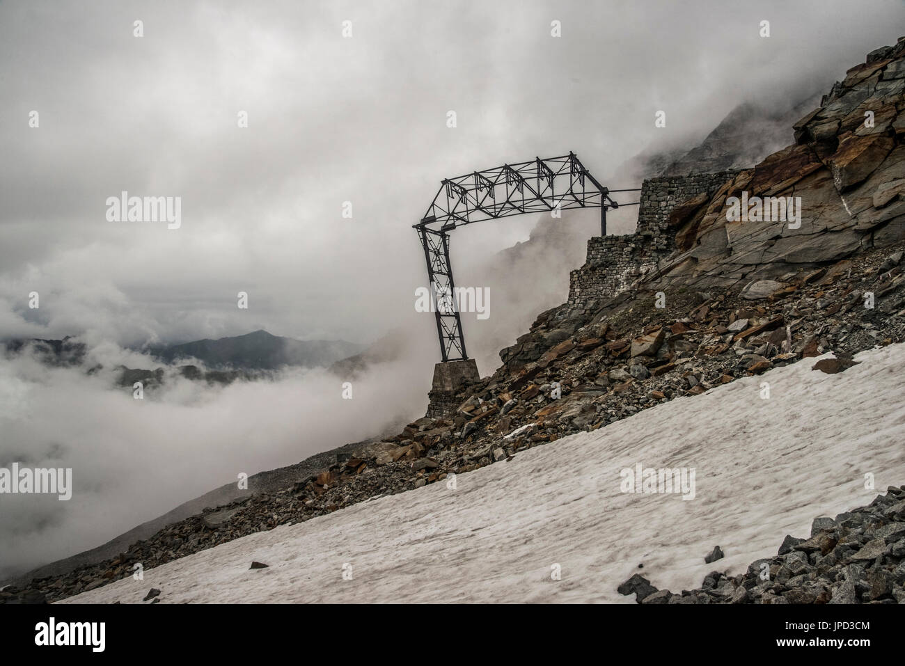 Berglandschaft auf der Olperer Runde Tour und Peter Habeler Weg in den Zillertaler Alpen gesehen hier bei der verlassenen mine nahe der Geraer Hütte Stockfoto