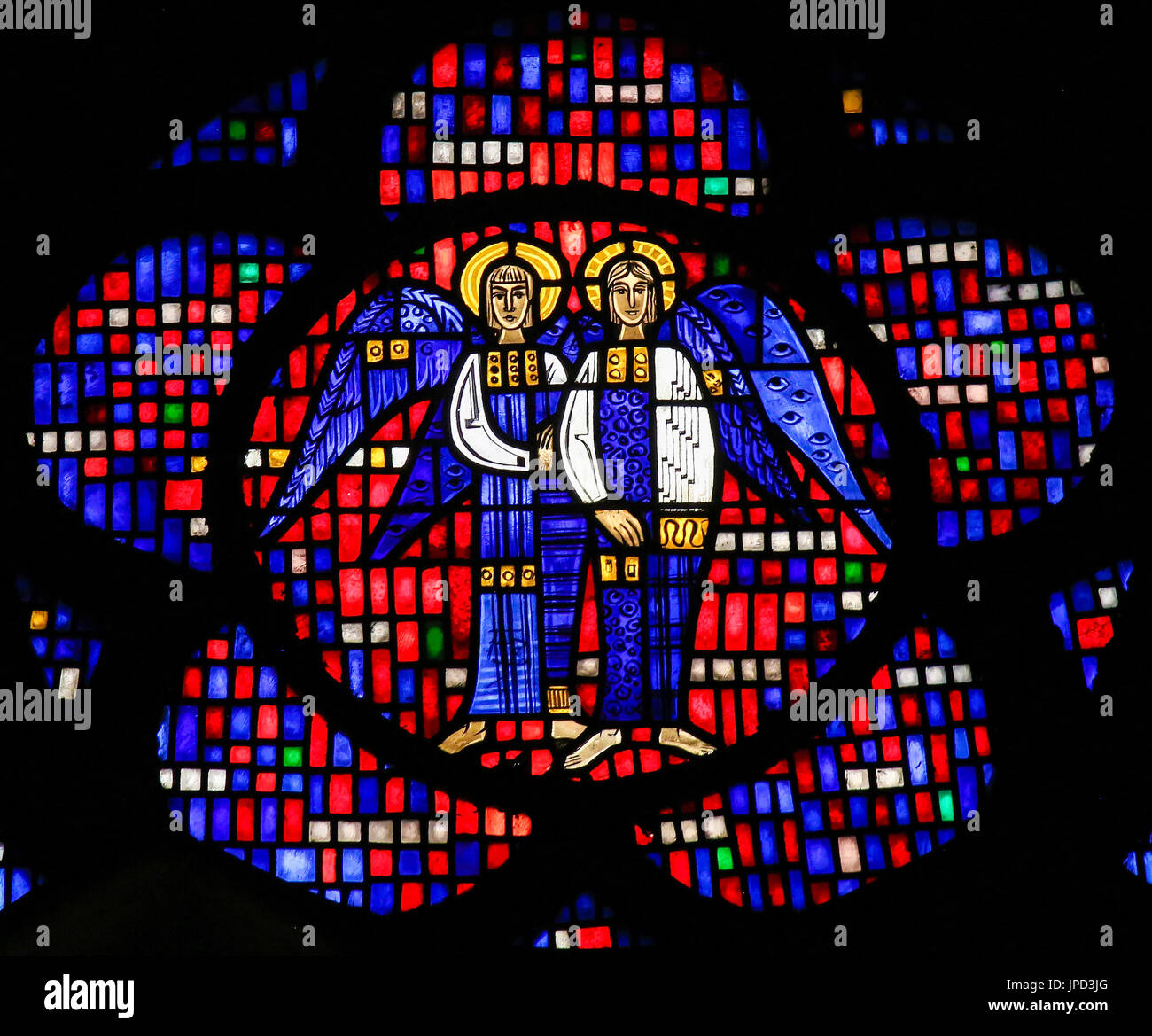 Glasmalerei im Wormser Dom in Worms, Deutschland, mit zwei Engeln Stockfoto