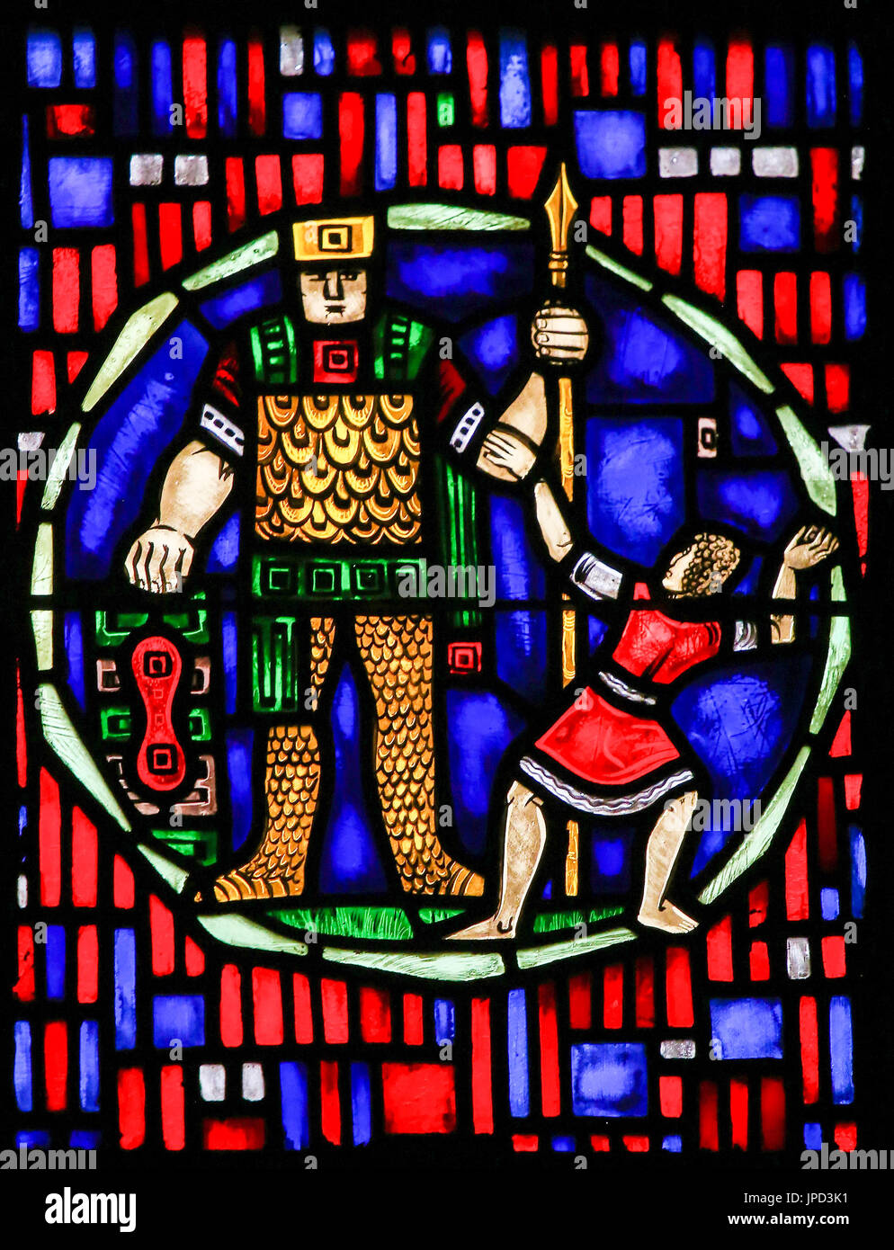 Glasmalerei im Wormser Dom in Worms, Deutschland, Darstellung von David und Goliath Stockfoto