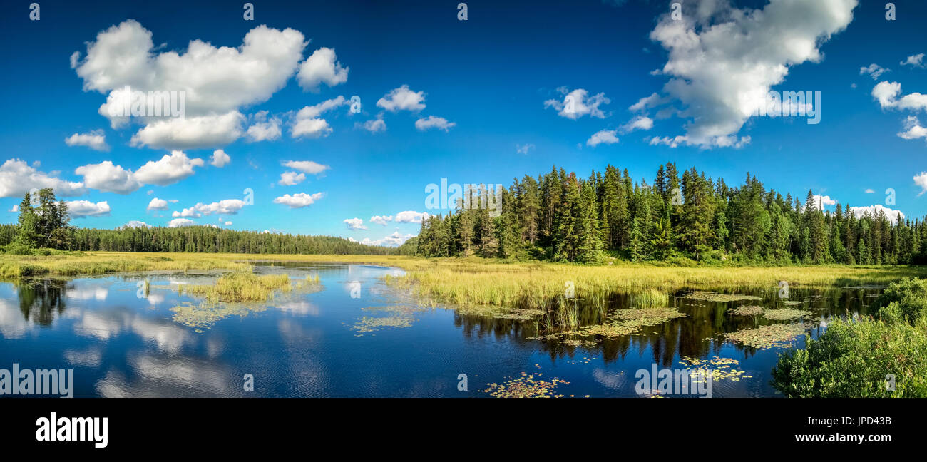Blue Mirror Lake Reflexionen von Wolken und Landschaft. Ontario, Kanada. Stockfoto