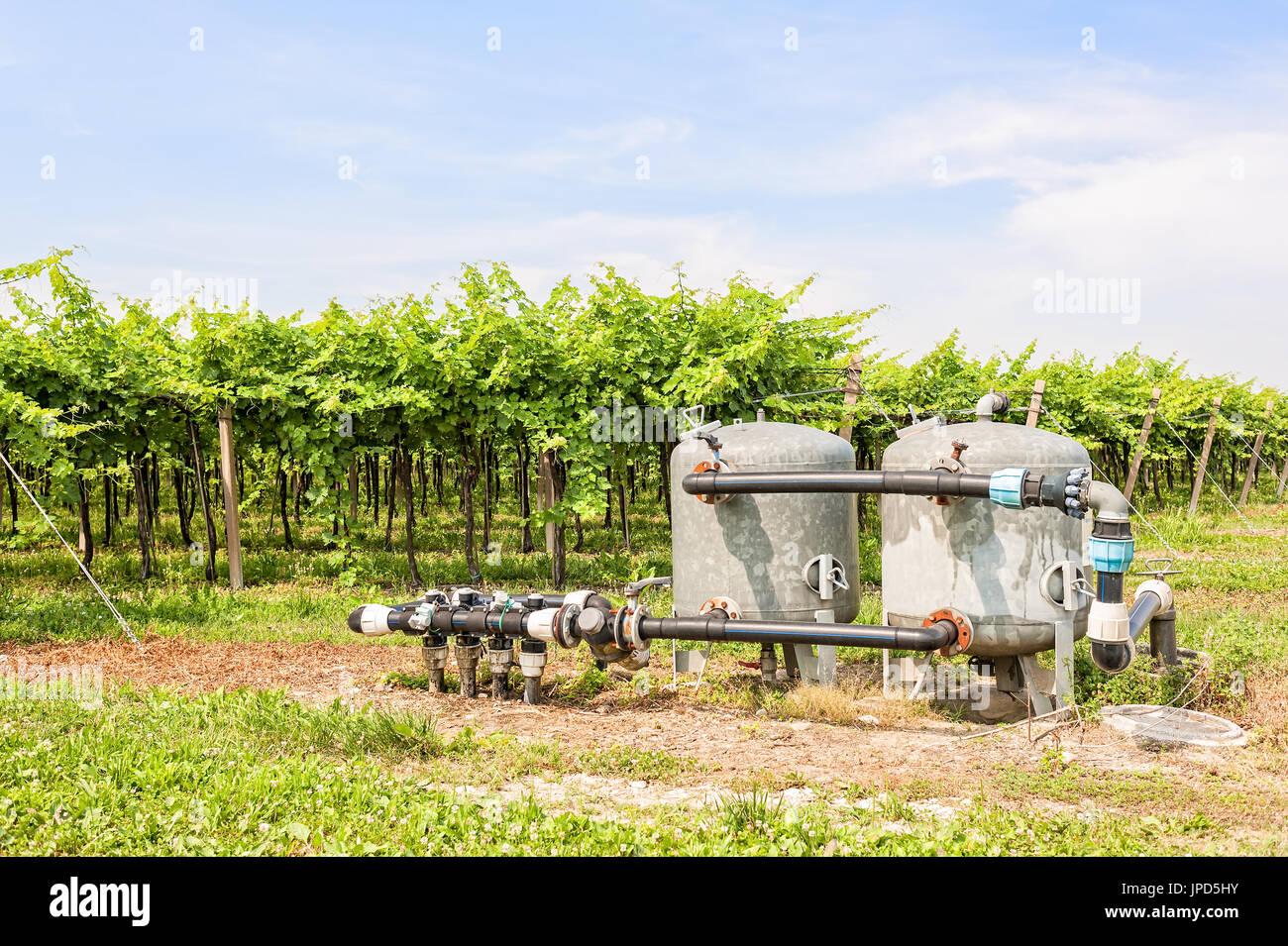 System Pumpen von Wasser für die Landwirtschaft, mit Ausgleichsbehälter. Stockfoto