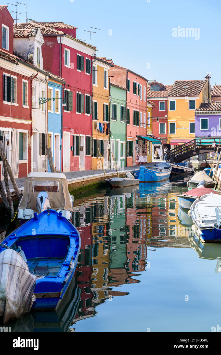 Häusern und Booten entlang des Kanals, Insel Burano, Venedig, Italien Stockfoto