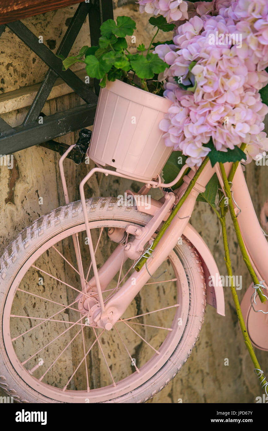 Vintage Rosa Fahrrad Mit Korb Mit Blumen Stockfotografie Alamy