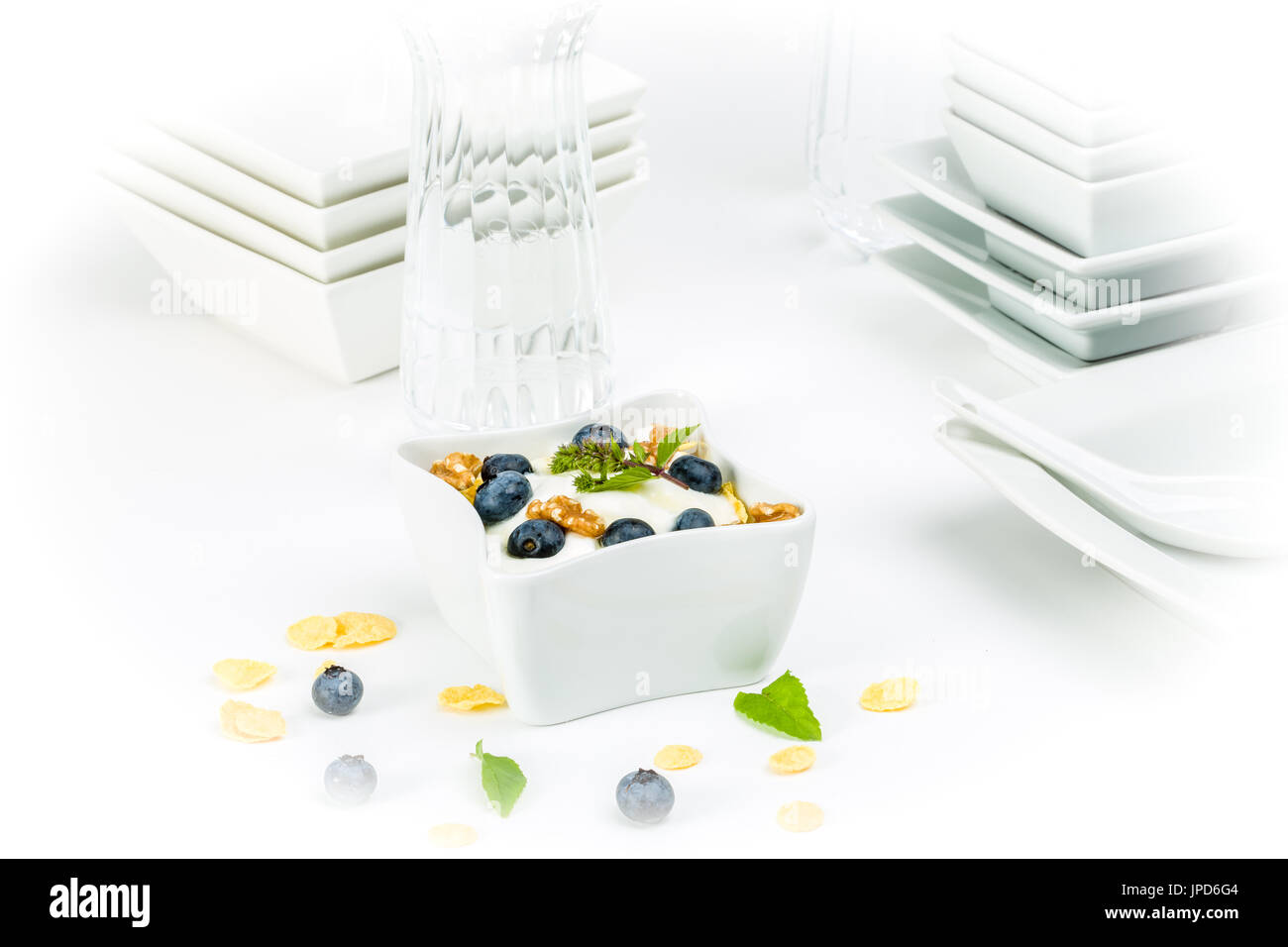 Corn Flakes mit Joghurt, Honig, Walnüsse und Heidelbeeren. Konzept von gesunden Lebensmitteln. Stockfoto