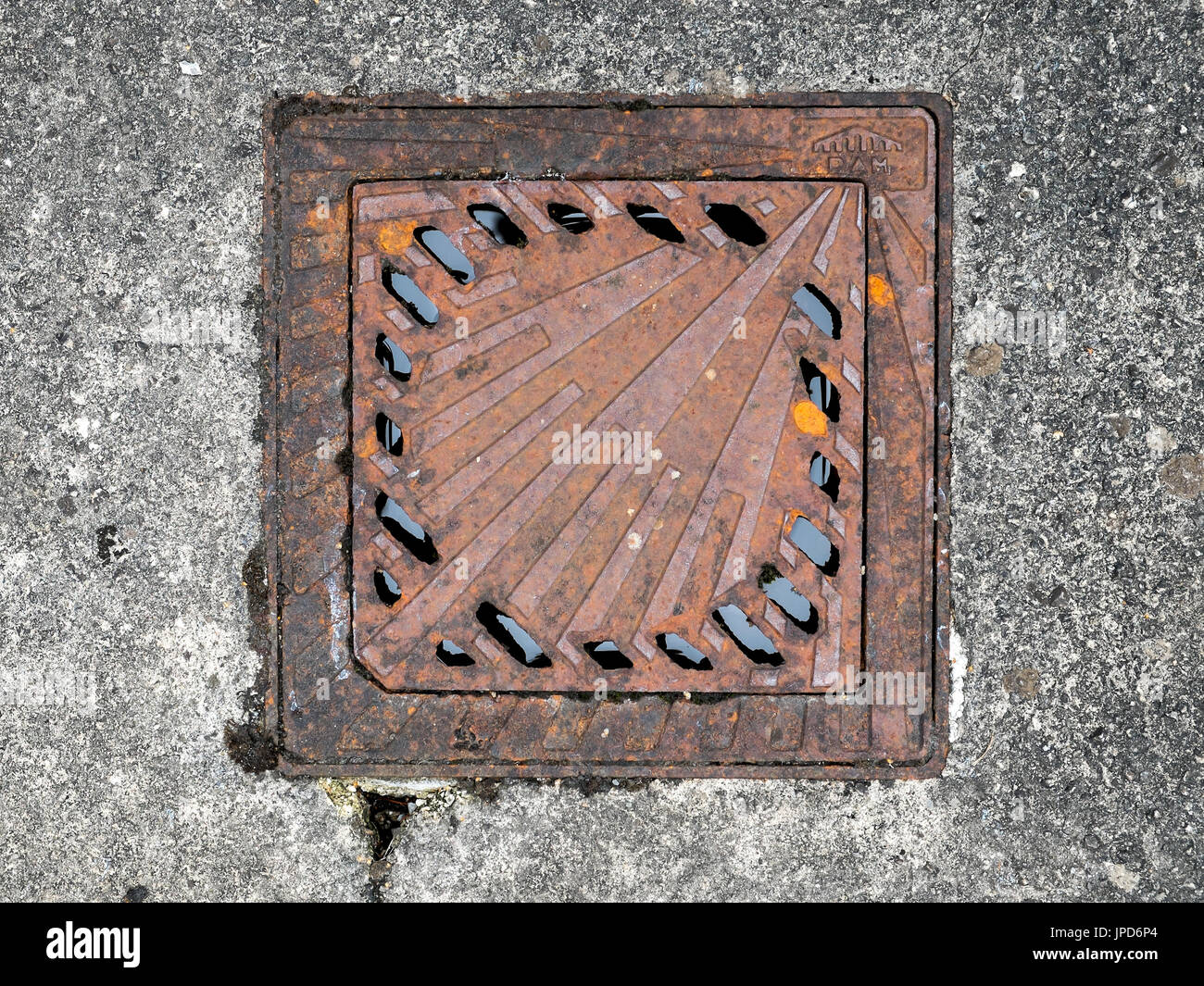 Shell Symbol auf drainagegitter - auf der Strecke von Santiago de Compostela, Lacommande, Frankreich. Stockfoto