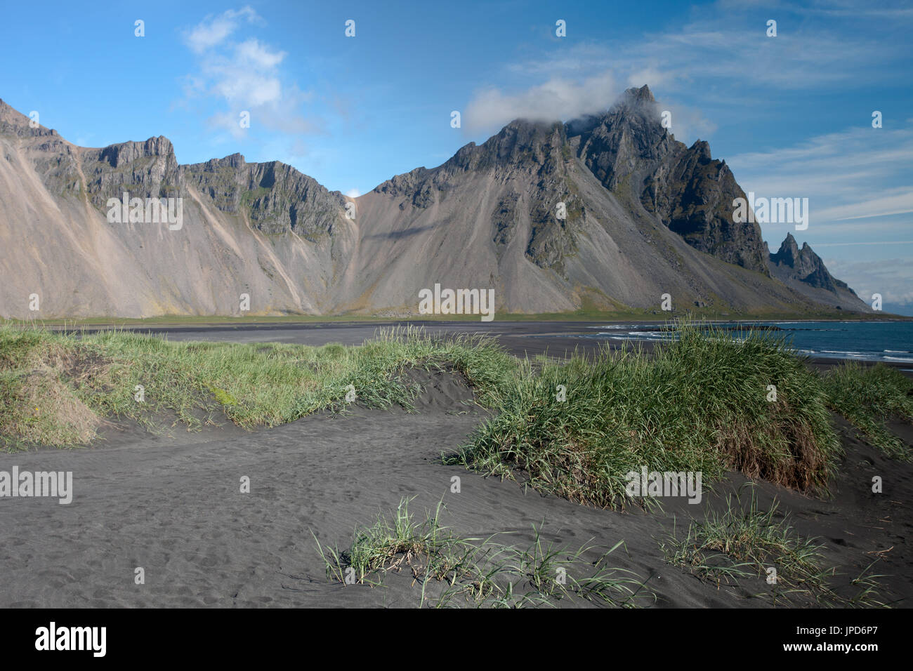 Vestrahorn Mountain und Black Sand Beach Stockfoto