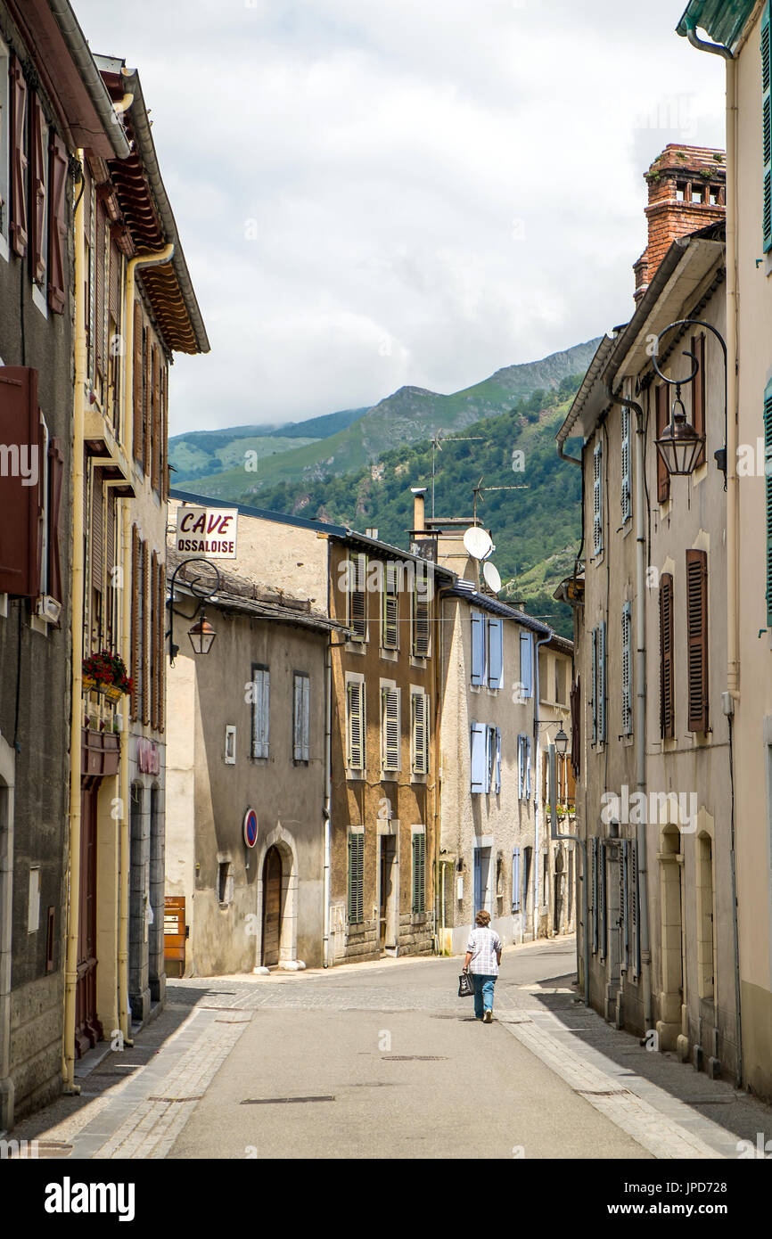 Seite Straße der alten Reihenhäusern - Laruns, Pyrénées-Atlantiques, Frankreich. Stockfoto