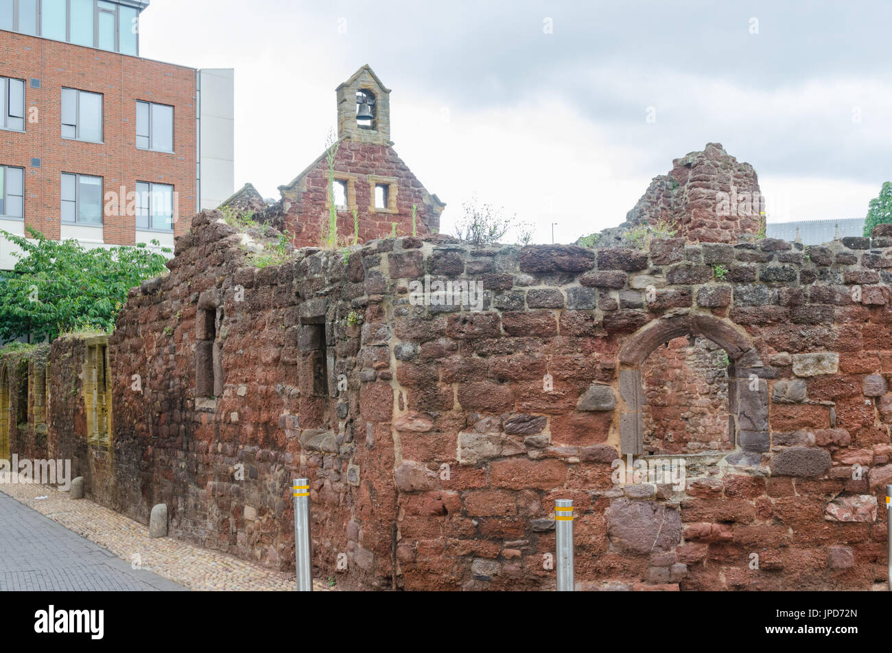 Ein Teil der alten Stadtmauer in der historischen Stadt Exeter in Devon Stockfoto