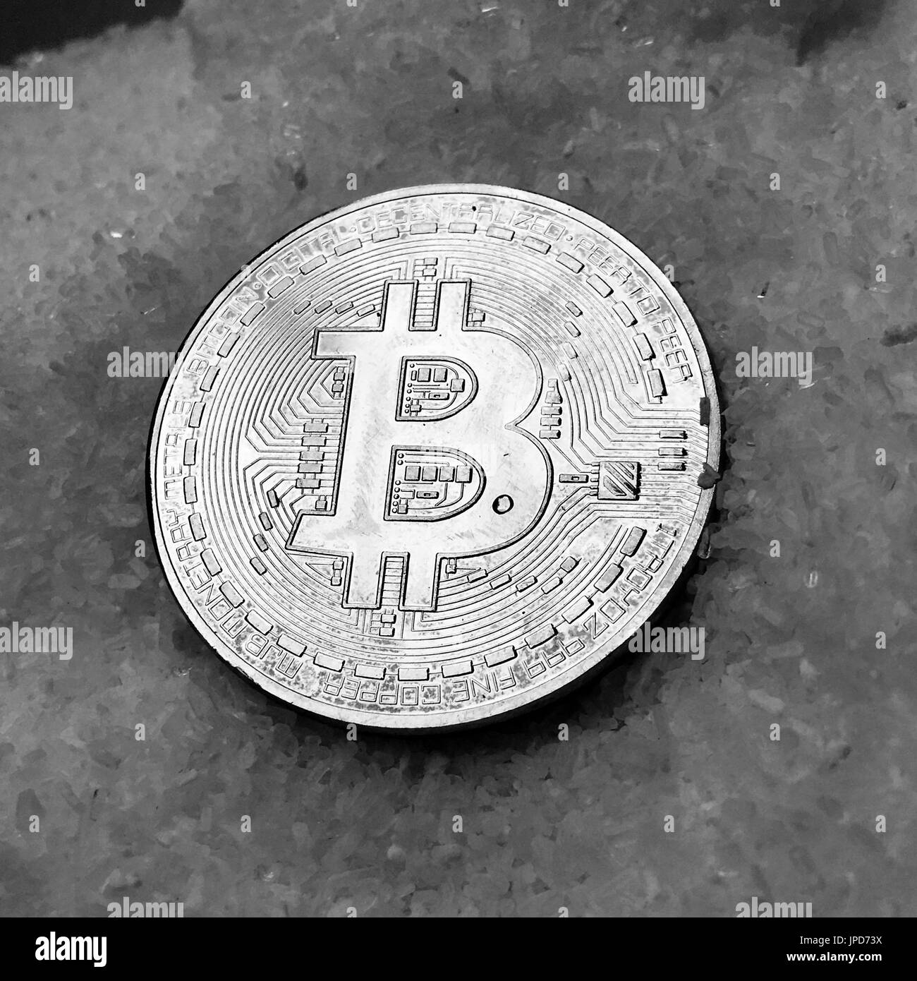 Digitale Währung physische Metall Münze auf dem weißen Hintergrund Cristal. Virtuelles Geld-Konzept. Stockfoto