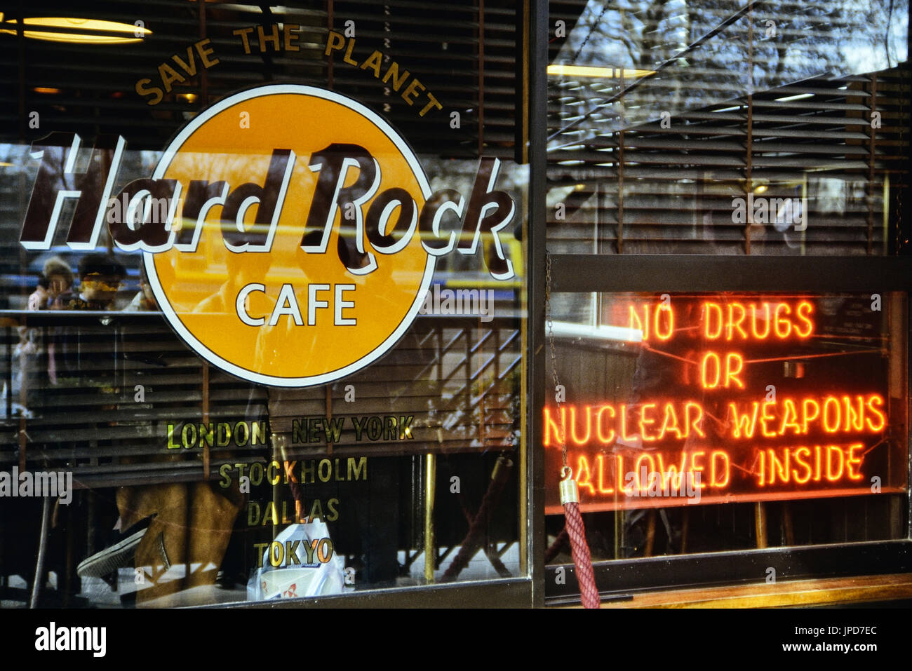 Hard Rock Cafe-Fenster. Alten Park Lane, Mayfair, London, England, Vereinigtes Königreich. Stockfoto