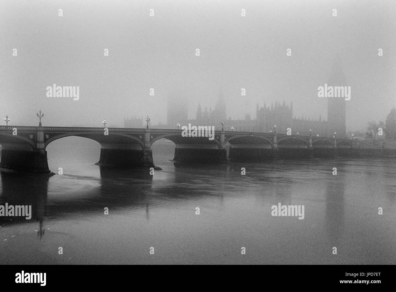 Palast von Westminster / Houses of Parliament im Nebel. London. England. GB Stockfoto