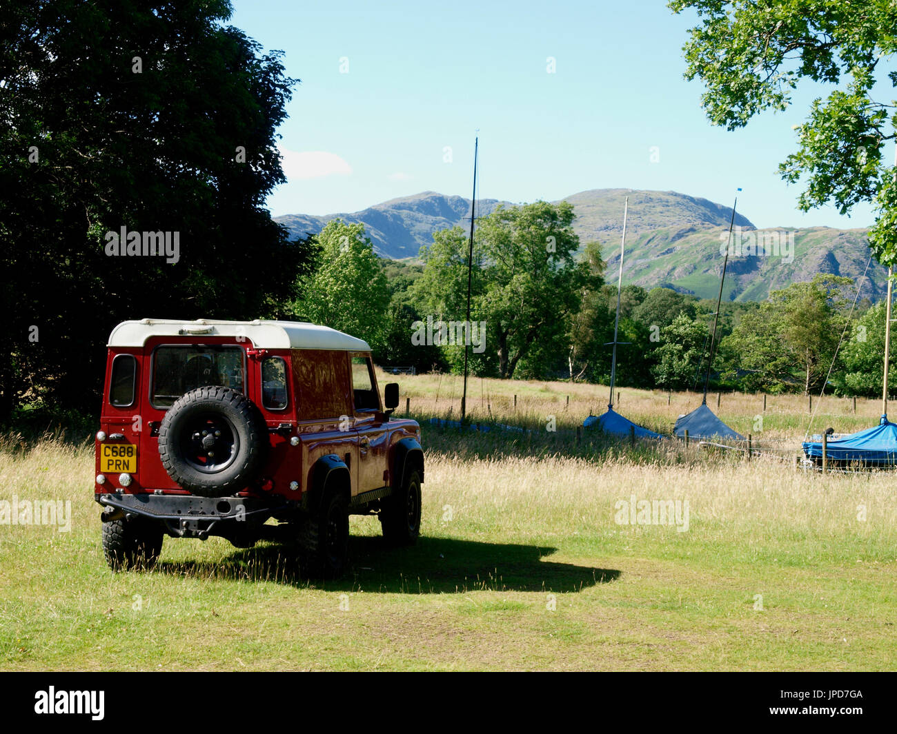 Red Land Rover auf Grünland, den Lake District, Cumbria, Großbritannien Stockfoto