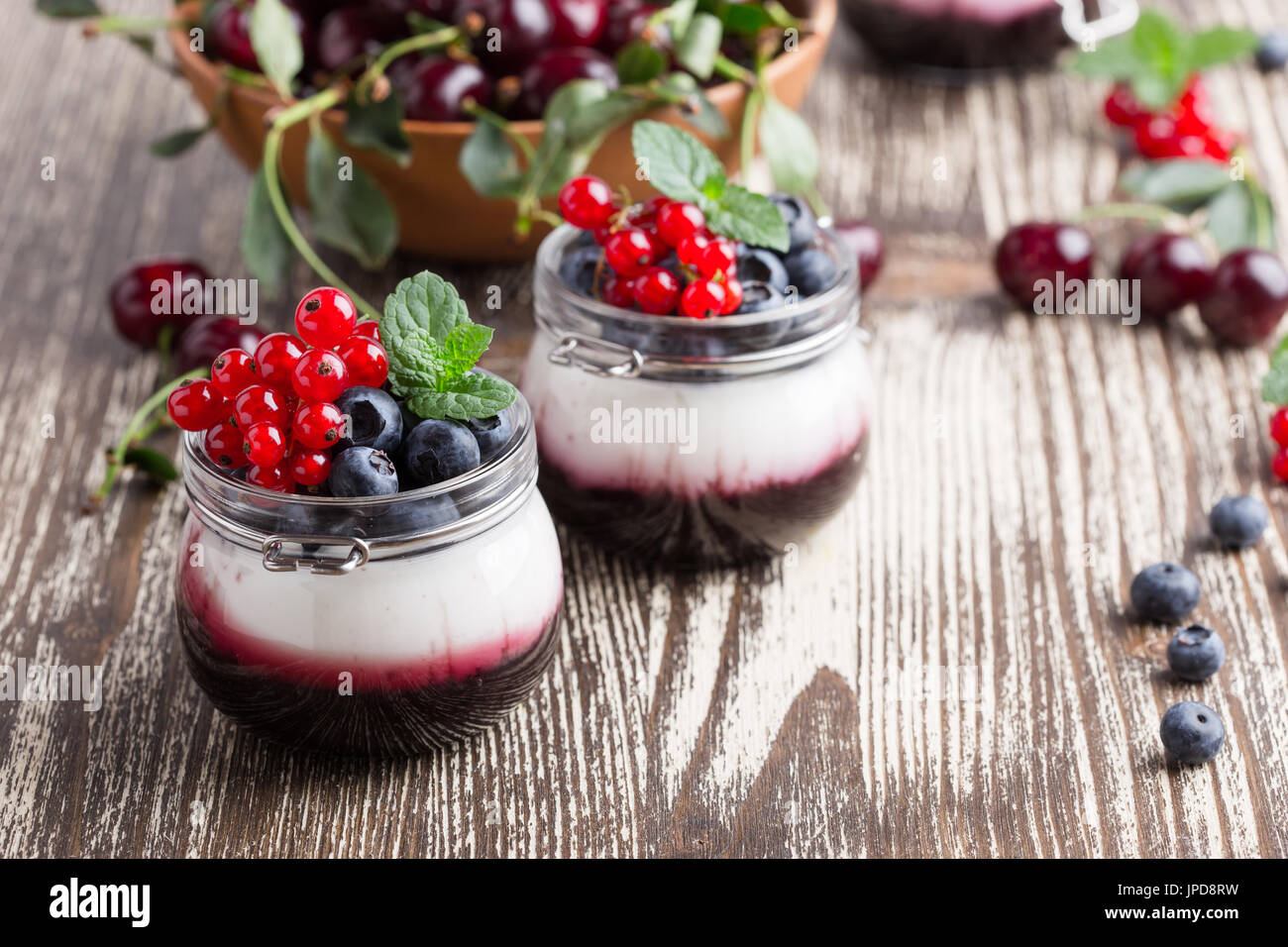 Sommer-Joghurt-Dessert mit Sauerkirschen, rote Johannisbeeren und ...